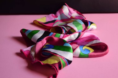 Renkli retro blok baskısı 60 'ın ipek eşarbı 