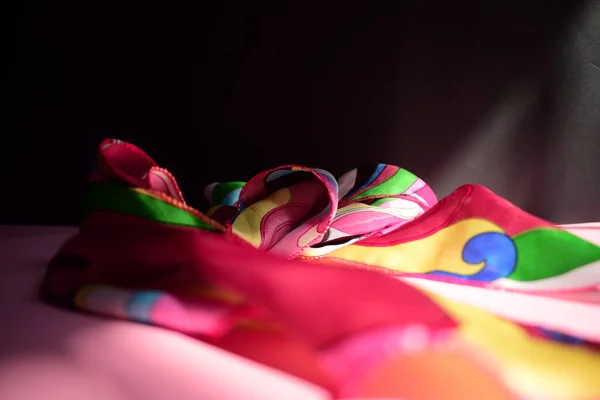 彩色复古方块印花60年代的丝巾 — 图库照片