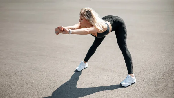 运动妇女伸展和热身的腿 以运行城市健身锻炼 体育和健康的生活方式概念 女运动员外运动 — 图库照片