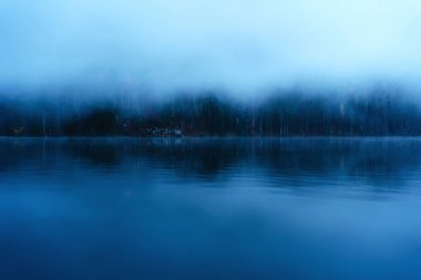Dağ Gölü Panoraması. Dağlardaki sisli göl. Orman gölünde sabah sisi olan manzara.