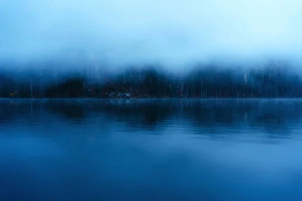 Панорама Горного Озера Туманное Озеро Горах Пейзаж Утренним Туманом Лесу — стоковое фото