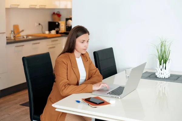 Young Businesswoman Working Modern Office Her Laptop Computer Business Lifestyle — Stock Photo, Image