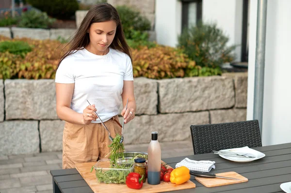 Beeld Van Een Jonge Mooie Vrouw Keuken Salade Met Tomaten — Stockfoto