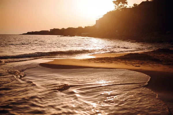 Lange Belichtung Des Leuchtend Orangen Sonnenuntergangs Über Dem Plätschernden Meer — Stockfoto