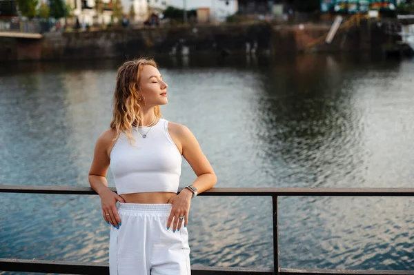 Blond Casual Kvinna Poserar Nära Stora Floden Bron Och Slutna — Stockfoto