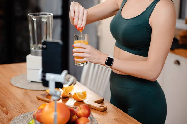 Gedeeltelijk Zicht Fitness Blogger Bereidt Sinaasappelsap Tijdens Het Opnemen Van — Stockfoto