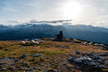 Sonbaharda dağlarda tipik bir Avusturya konut manzarası. Doğa ve peyzaj kavramı. Stok fotoğrafı