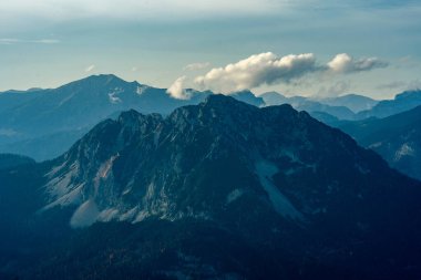 Dachstein Dağı 'nın karlı ve bulutlu gökyüzü manzaralı hali. Kış boyunca ünlü kasabanın manzarası. Avusturya