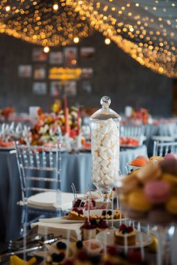 Açık büfe masasını el yapımı kekler, tatlılar, badem kurabiyeleri ve eklerlerle kapatın. Düğün partisinde nefis bir tatlı. Misafirler için güzel köşe..