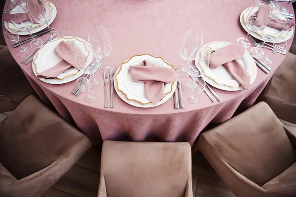 漂亮的餐桌布置 有白盘 空杯子和粉红餐巾 柔软的米黄色椅子给室内增添了典雅感 节日庆祝活动 — 图库照片
