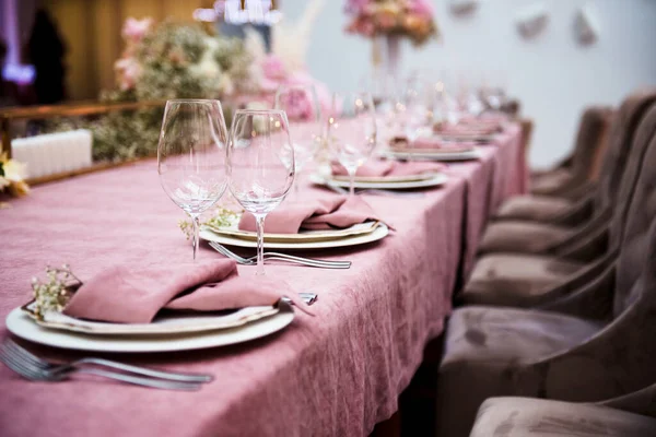 漂亮的餐桌 有盘子 空酒杯 粉红餐巾和餐具 精致时尚的装饰增添了婚纱的精致感 — 图库照片