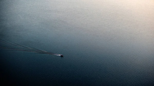 Moderne Bewegende Boot Drijft Snel Zee Laat Spatten Achter Het — Stockfoto