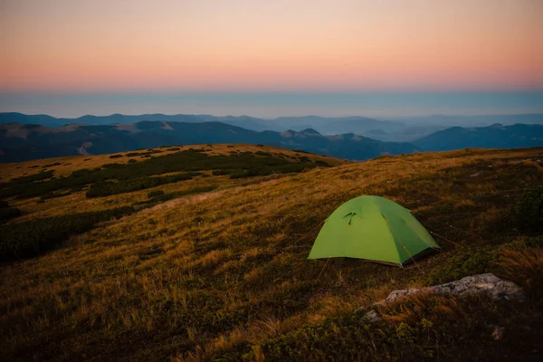 Groene Camping Tent Top Van Berg Met Een Geweldige Zonsopgang — Stockfoto