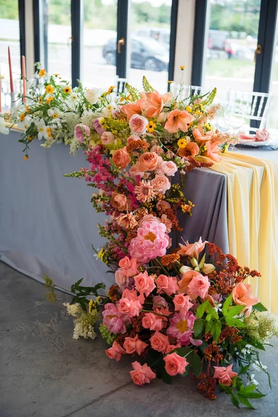 结婚桌上为新婚夫妇制作的各式五彩缤纷的花的绝妙构图 活动和庆祝的概念 — 图库照片