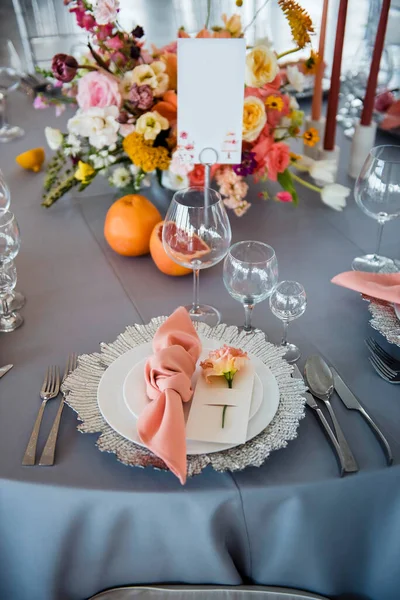 用漂亮的花朵装饰和闪闪发亮的餐具把婚宴圆桌关上 专业服务 时尚和时尚的细节 — 图库照片