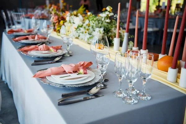 餐桌上端着盘子 餐具和眼镜 美极了 点缀蜡烛和鲜花 色彩艳丽的色泽组合 — 图库照片