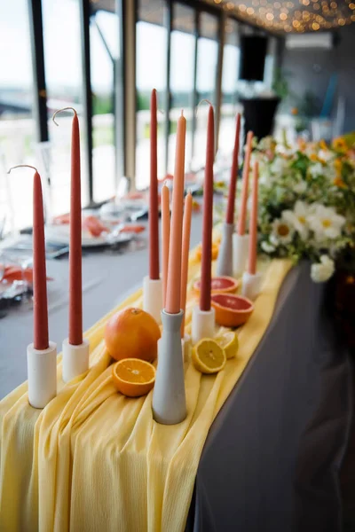 关闭了许多彩色的蜡烛作为时尚的装饰在婚宴桌上 节日设置和服务 婚礼装饰概念 — 图库照片