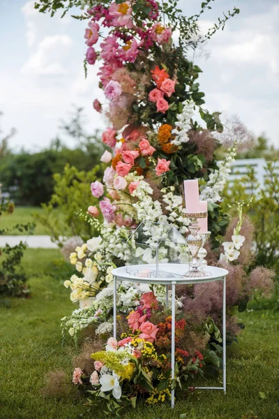 Свадебная Зона Природе Украшена Цветочной Композицией Белым Столом Стеклянной Коробкой — стоковое фото