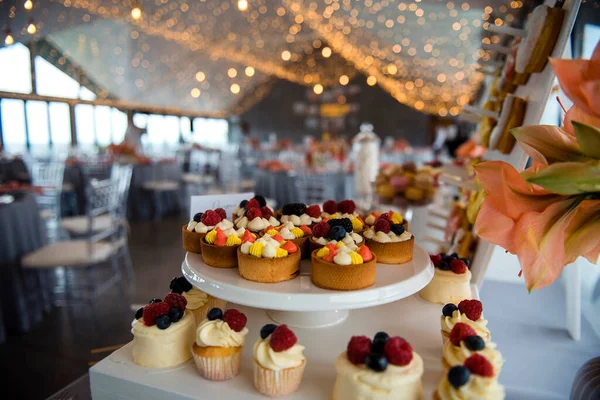 漂亮的结婚糖果和美味的蛋糕装饰新鲜的浆果 自助餐桌上的甜点味道不错 原来在现代餐厅服务 — 图库照片