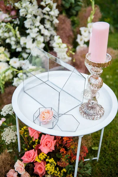 白色的圆桌上摆放着蜡烛 鲜花和玻璃盒 用来做婚礼卡片 祝福和礼物 在大自然上装饰得漂亮的地方 户外仪式 — 图库照片