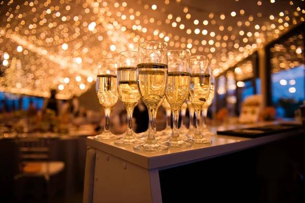 Großaufnahme Glänzender Mit Kaltem Champagner Gefüllter Gläser Die Auf Dem — Stockfoto