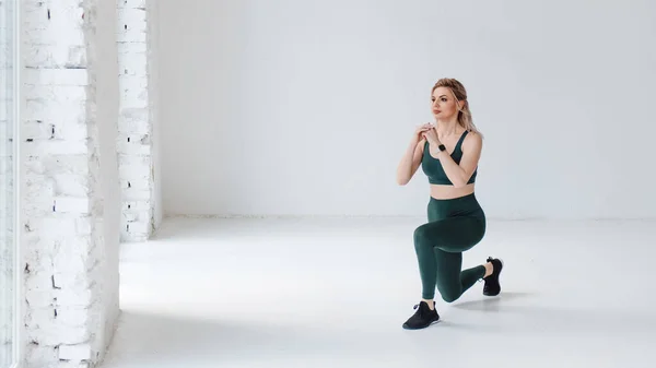 Fókuszált Fitness Lány Guggolt Térdelve Stúdióban Egy Fehér Háttér Fehér — Stock Fotó
