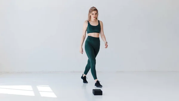 Fitness Kvinnlig Tränare Förbereder Hoppa Över Barriären Pilates Distansutbildning Studerar — Stockfoto
