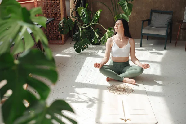 Innehåll Kvinnlig Utövare Utför Fredligt Padmasana Lotusställning Mysig Yogamatta Charmig — Stockfoto