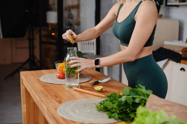 Close Zicht Aantrekkelijke Sportieve Vrouw Lichaam Groene Activewear Koken Salade — Stockfoto