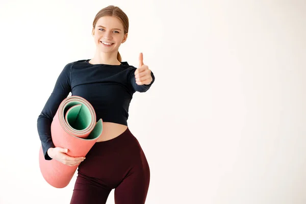Ung Stark Sportig Atletisk Fitness Tränare Instruktör Kvinna Bära Mörka — Stockfoto