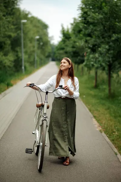 Мечтательный Красивый Велосипедист Прогуливается Асфальтированной Дорожке Пышном Зеленом Парке Ведет — стоковое фото