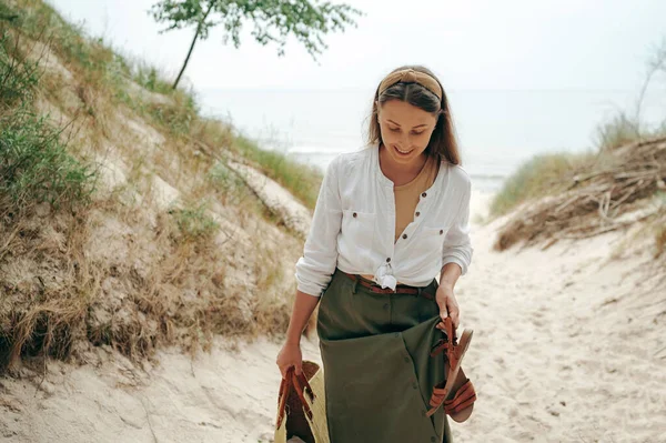 Charmante Dame Mit Stirnband Kommt Vom Strand Durch Sandigen Fußweg — Stockfoto
