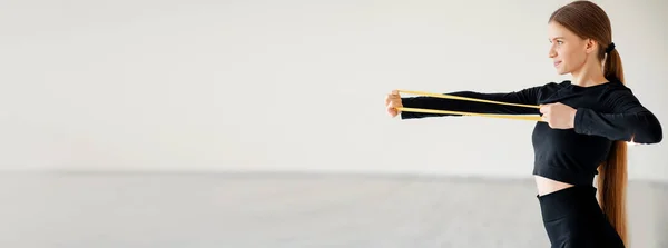 Silna Kobieta Sportowa Spędzająca Czas Siłowni Używająca Gumki Fitness Treningu — Zdjęcie stockowe