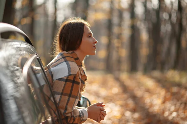 Dlouhovlasá Žena Užívá Čerstvého Podzimního Vzduchu Zavřenýma Očima Autě Modelka — Stock fotografie