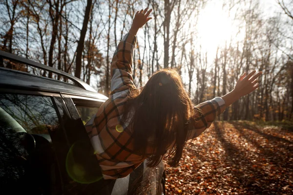 回顾一下这个女人在秋天的汽车旅行中享受的路途吧 汽车概念下的秋天森林之旅 — 图库照片