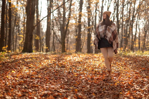 Aktive Junge Frau Genießt Den Schönen Herbsttag Freien Und Wandert — Stockfoto