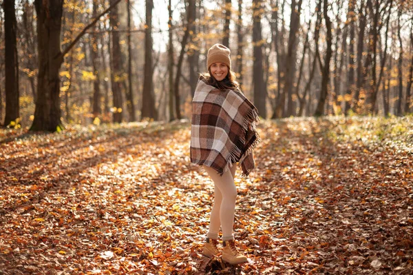 Positive Junge Frau Decken Gehüllt Genießt Den Schönen Herbsttag Freien — Stockfoto