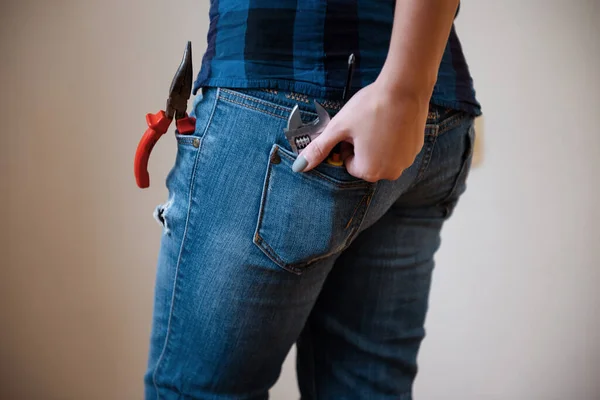 Gereedschap Voor Elektricien Achterzak Van Womans Blue Jeans Schroevendraaier Tang — Stockfoto