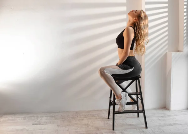 Sexy Athletische Europäerin Sitzt Auf Stuhl Und Genießt Tageslicht Drinnen — Stockfoto