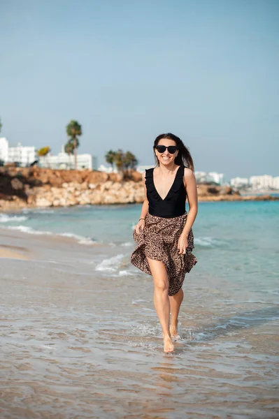 Mujer Alegre Caucásica Gafas Sol Vestido Verano Caminando Descalzo Playa —  Fotos de Stock