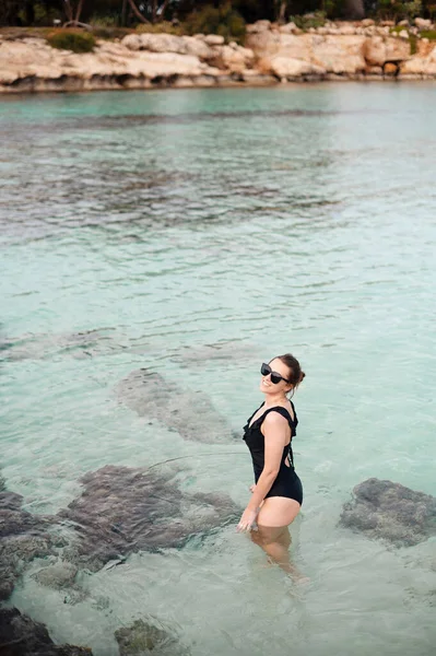 Charmante Blanke Vrouw Stijlvol Zwart Badpak Zonnebril Verfrissend Zee Tijdens — Stockfoto