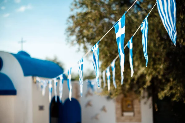 Tradiční Kyperský Kostel Modrou Střechou Bílou Zdí Symbolické Vlajky Visí — Stock fotografie