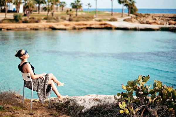 Beautiful Caucasian Woman Sunglasses Summer Dress Sitting Chair Sea Beach — Stockfoto