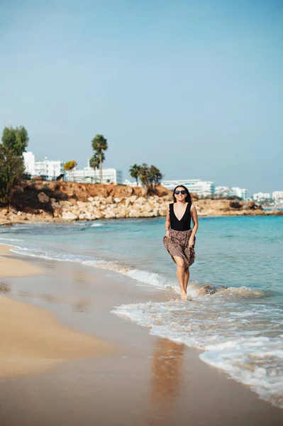 Mujer Alegre Caucásica Gafas Sol Vestido Verano Caminando Descalzo Playa —  Fotos de Stock