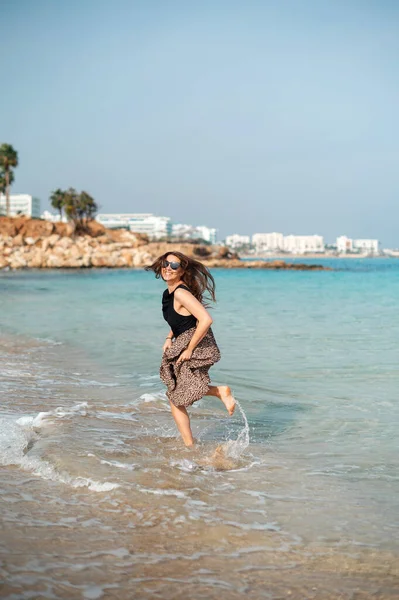 Mujer Alegre Caucásica Gafas Sol Vestido Verano Caminando Descalzo Playa — Foto de Stock