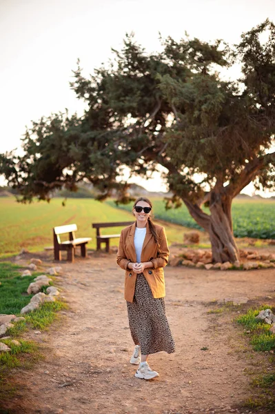 Mujer Morena Sonriente Con Ropa Elegante Gafas Sol Caminando Cerca — Foto de Stock