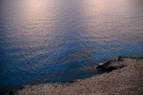 Prachtig Uitzicht Vanaf Hoge Rotsachtige Klif Donkerblauwe Middellandse Zee Ayia — Stockfoto