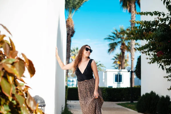 Przyjemna Ciemnowłosa Kobieta Okularach Przeciwsłonecznych Stylowej Sukience Stojąca Wśród Palm — Zdjęcie stockowe