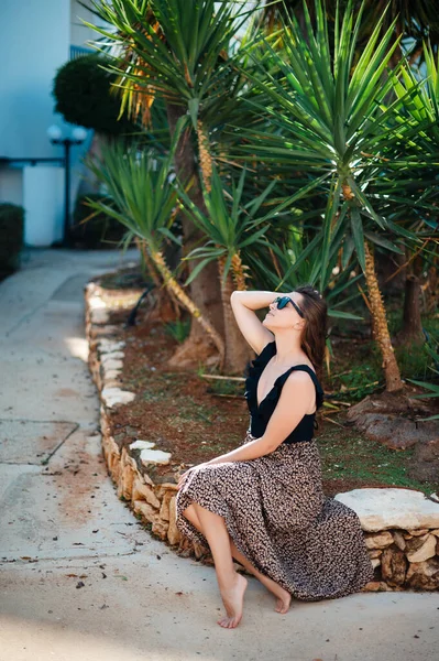 Donna Caucasica Rilassata Occhiali Sole Vestito Seduto Sul Territorio Tropicale — Foto Stock