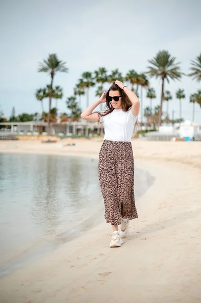 Mujer Caucásica Feliz Gafas Sol Ropa Elegante Caminando Playa Arena —  Fotos de Stock